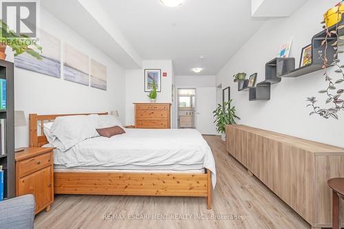 220 - 320 Plains Road E, Burlington, ON - Indoor Photo Showing Bedroom