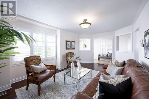 3159 Neyagawa Boulevard, Oakville, ON - Indoor Photo Showing Living Room