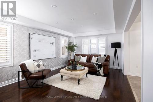 3159 Neyagawa Boulevard, Oakville, ON - Indoor Photo Showing Living Room