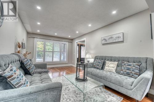 42 Coulton Court, Whitby, ON - Indoor Photo Showing Living Room