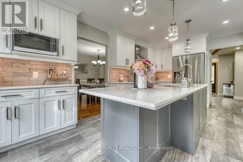 42 Coulton Court, Whitby, ON - Indoor Photo Showing Kitchen With Upgraded Kitchen