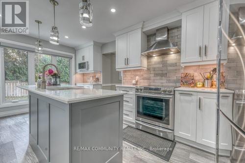 42 Coulton Court, Whitby, ON - Indoor Photo Showing Kitchen With Upgraded Kitchen