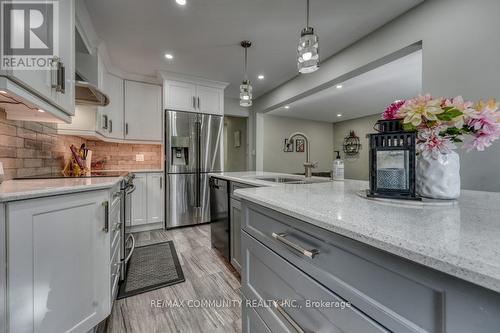 42 Coulton Court, Whitby, ON - Indoor Photo Showing Kitchen With Stainless Steel Kitchen With Upgraded Kitchen