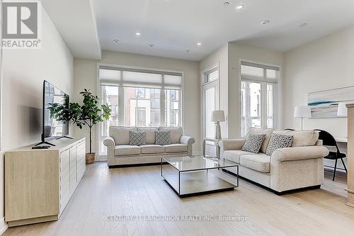 31 Ingersoll Lane, Richmond Hill, ON - Indoor Photo Showing Living Room