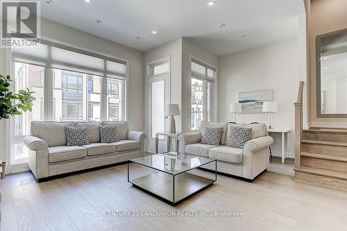 31 Ingersoll Lane, Richmond Hill, ON - Indoor Photo Showing Living Room