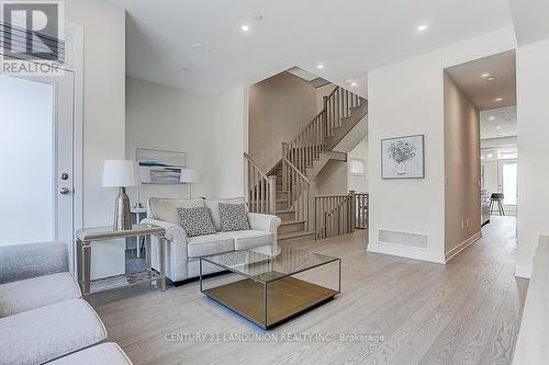 31 Ingersoll Lane, Richmond Hill, ON - Indoor Photo Showing Living Room