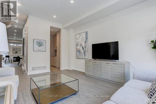 31 Ingersoll Lane, Richmond Hill, ON - Indoor Photo Showing Living Room