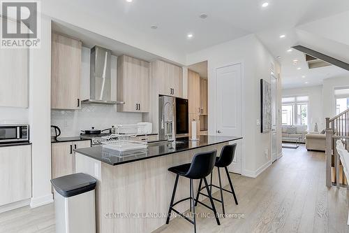 31 Ingersoll Lane, Richmond Hill, ON - Indoor Photo Showing Kitchen With Upgraded Kitchen