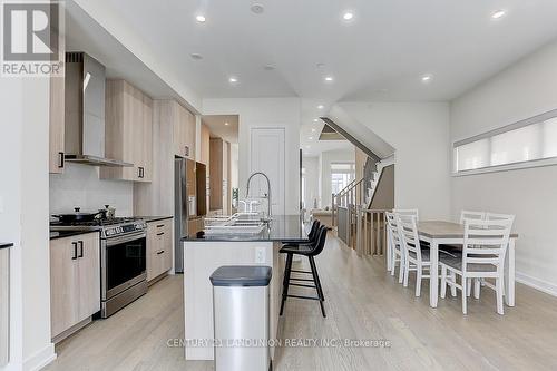 31 Ingersoll Lane, Richmond Hill, ON - Indoor Photo Showing Kitchen With Upgraded Kitchen