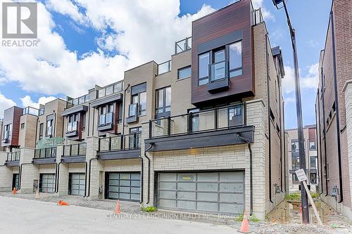 31 Ingersoll Lane, Richmond Hill, ON - Outdoor With Balcony With Facade