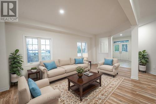 117 Hawkins Street, Georgina, ON - Indoor Photo Showing Living Room