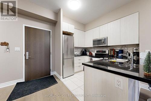 418 - 86 Woodbridge Avenue, Vaughan, ON - Indoor Photo Showing Kitchen