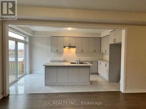 26 Hylton Drive, Barrie, ON - Indoor Photo Showing Kitchen