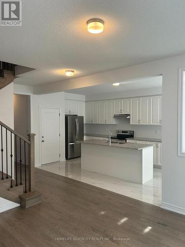 4 Kingsbury Trail, Barrie, ON - Indoor Photo Showing Kitchen