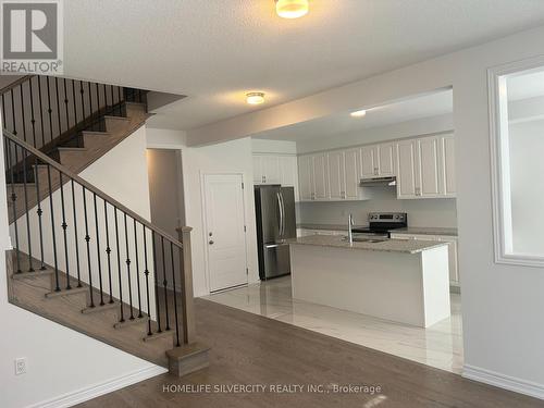 4 Kingsbury Trail, Barrie, ON - Indoor Photo Showing Kitchen