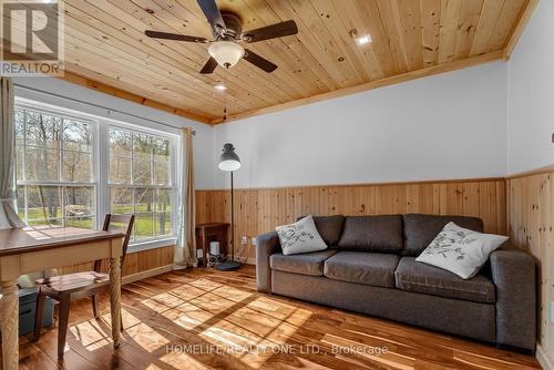 4055 Glen Cedar Drive, Ramara, ON - Indoor Photo Showing Living Room