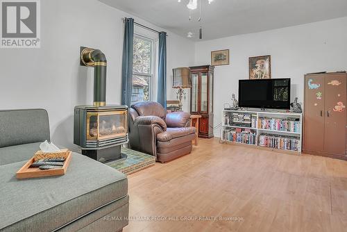 142 Switzer Street, Clearview, ON - Indoor Photo Showing Living Room