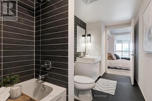 505 - 5 Hanna Avenue, Toronto, ON - Indoor Photo Showing Bathroom