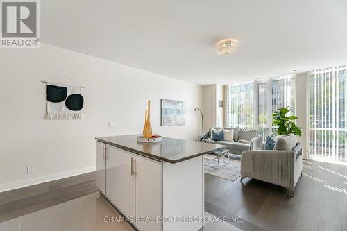 105 - 825 Church Street, Toronto, ON - Indoor Photo Showing Living Room