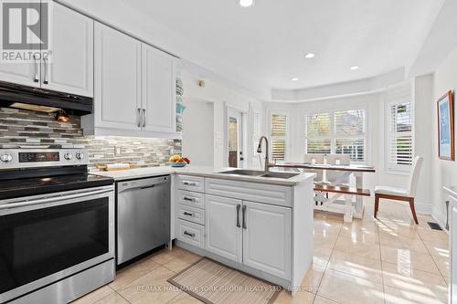 1546 Meldron Drive, Pickering, ON - Indoor Photo Showing Kitchen With Upgraded Kitchen