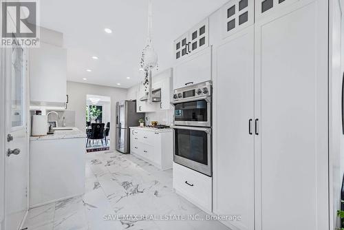 145 East Avenue, Toronto, ON - Indoor Photo Showing Kitchen