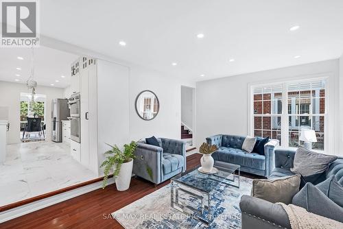 145 East Avenue, Toronto, ON - Indoor Photo Showing Living Room