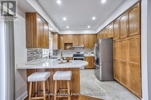 679 Ormond Drive, Oshawa, ON - Indoor Photo Showing Kitchen With Upgraded Kitchen