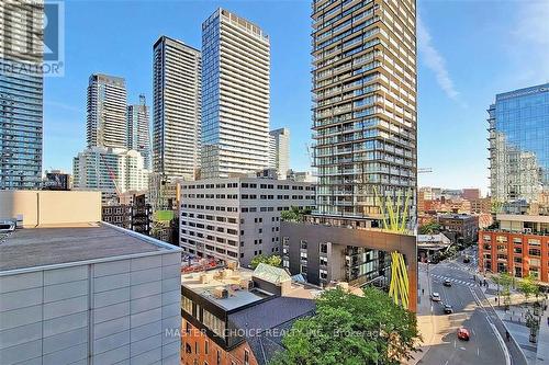 907 - 318 Richmond Street W, Toronto, ON - Outdoor With Facade