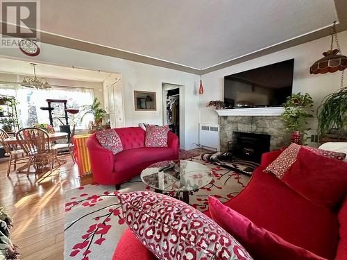 403 Conklin Avenue, Penticton, BC - Indoor Photo Showing Living Room With Fireplace