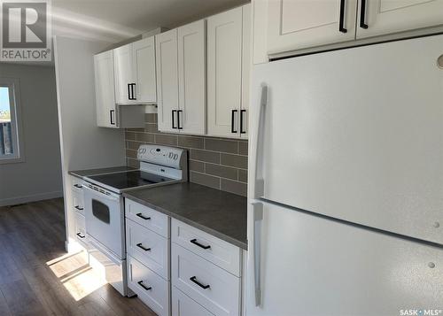 100 4Th Street, Dunblane, SK - Indoor Photo Showing Kitchen