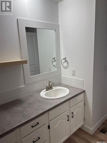 100 4Th Street, Dunblane, SK - Indoor Photo Showing Bathroom