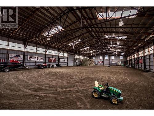 392 Teal Road, Kamloops, BC - Indoor Photo Showing Garage