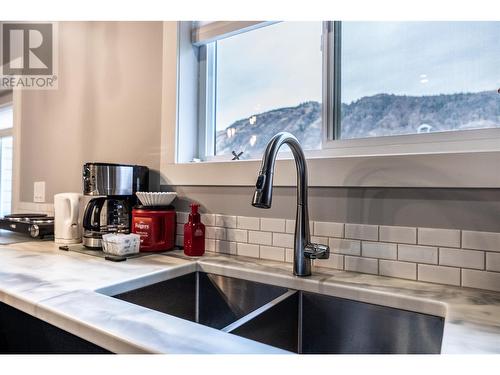 392 Teal Road, Kamloops, BC - Indoor Photo Showing Kitchen With Double Sink