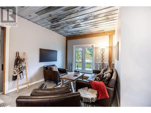 392 Teal Road, Kamloops, BC - Indoor Photo Showing Living Room