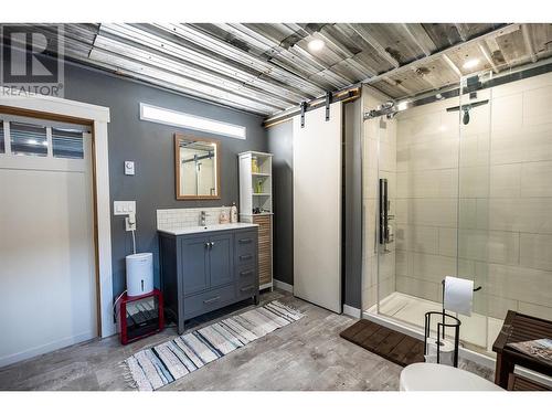 392 Teal Road, Kamloops, BC - Indoor Photo Showing Bathroom