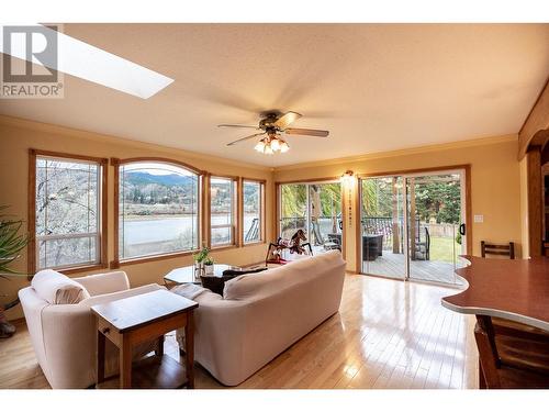 392 Teal Road, Kamloops, BC - Indoor Photo Showing Living Room