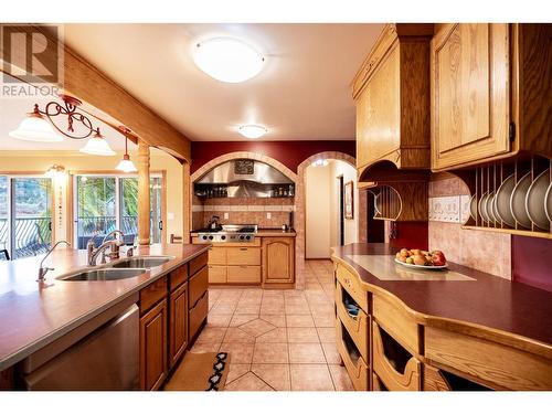 392 Teal Road, Kamloops, BC - Indoor Photo Showing Kitchen With Double Sink