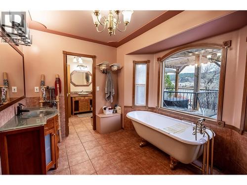 392 Teal Road, Kamloops, BC - Indoor Photo Showing Bathroom