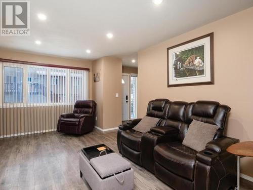 3B-2002 Centennial Street, Whitehorse, YT - Indoor Photo Showing Living Room