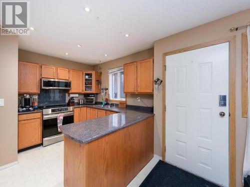 3B-2002 Centennial Street, Whitehorse, YT - Indoor Photo Showing Kitchen