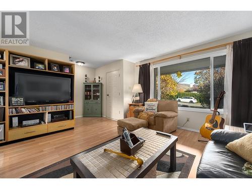 1427 Pine Avenue, Ashcroft, BC - Indoor Photo Showing Living Room