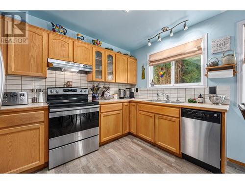 1427 Pine Avenue, Ashcroft, BC - Indoor Photo Showing Kitchen With Double Sink