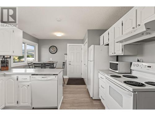 2196 Lynrick Road, Kelowna, BC - Indoor Photo Showing Kitchen