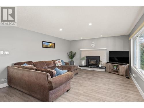 2196 Lynrick Road, Kelowna, BC - Indoor Photo Showing Living Room With Fireplace