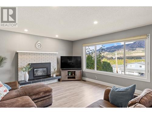 2196 Lynrick Road, Kelowna, BC - Indoor Photo Showing Living Room With Fireplace