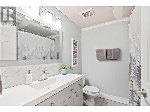 2196 Lynrick Road, Kelowna, BC - Indoor Photo Showing Bathroom