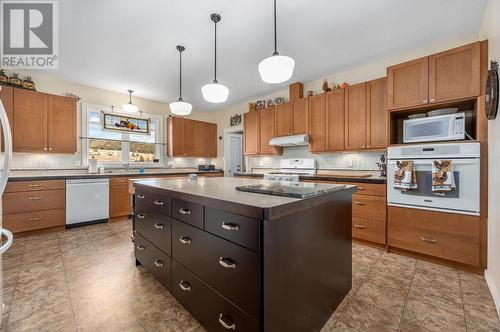 661 Lagoon Court Road, Clinton, BC - Indoor Photo Showing Kitchen