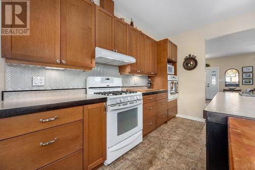 661 Lagoon Court Road, Clinton, BC - Indoor Photo Showing Kitchen