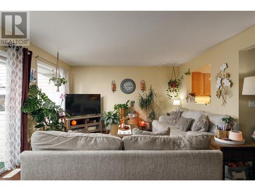 1674 Thayer Court, Kelowna, BC - Indoor Photo Showing Living Room