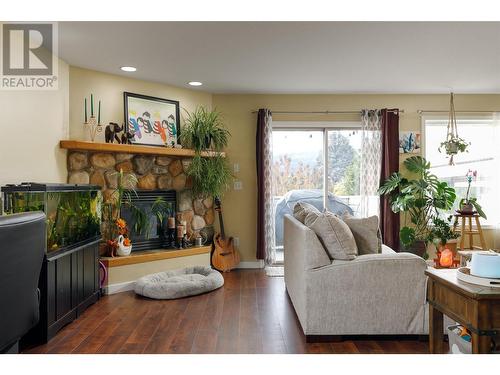 1674 Thayer Court, Kelowna, BC - Indoor Photo Showing Living Room With Fireplace